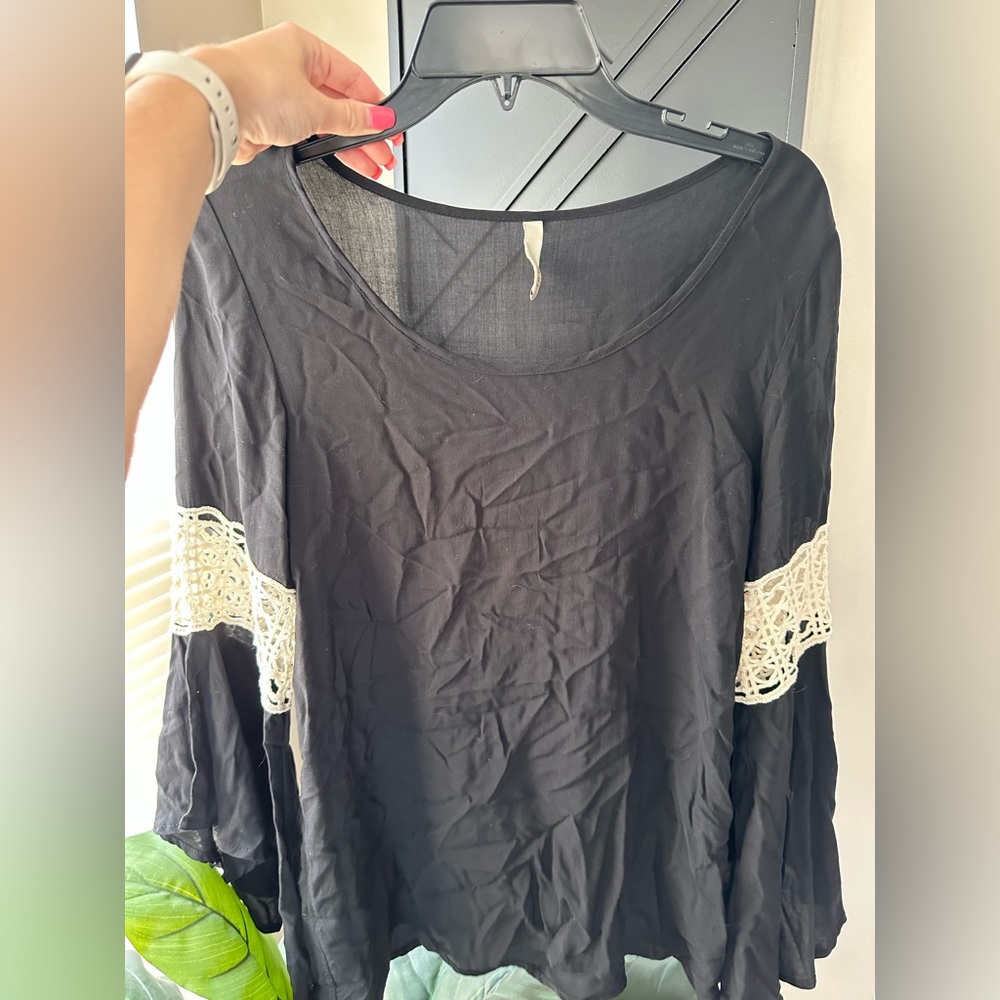 Black‎ flowy armed top
